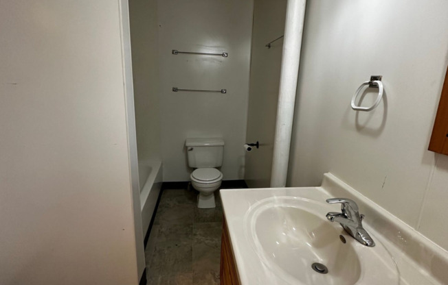 3 beds, 1 bath, $1,000, Unit WO647.5