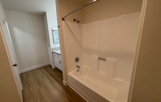 2 beds, 1 bath, 850 sqft, $2,200, Unit 6