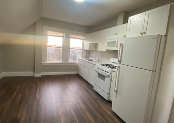 3 beds, 1 bath, 12,500 sqft, $2,800, Unit 3