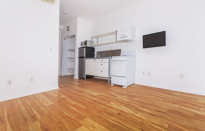 Studio, 1 bath, 220 sqft, $1,545, Unit 407