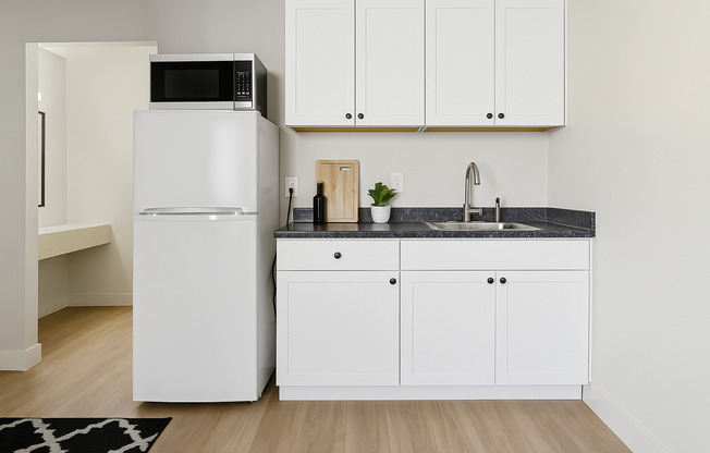 Vista Shores – Bright, Renovated Studios Just Minutes from the Coast!