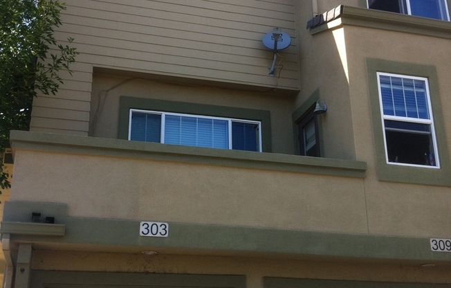 End unit ownhouse with garage walking distance to Great Mall
