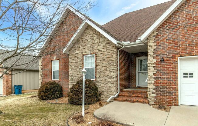 Charming 4 bedroom home available in Nixa
