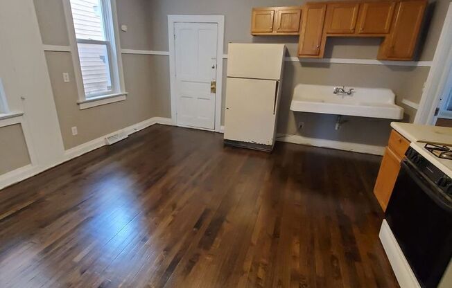 2 beds, 1 bath, 780 sqft, $845, Unit 1