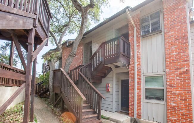 Gorgeous Condo, 2 Bedrooms/2 Balconies/2 Bathrooms - WALK TO CAMPUS! - Reduced Deposit