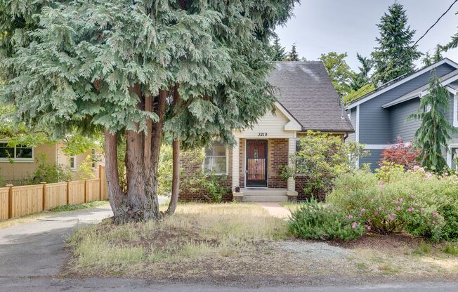 Adorable Wedgewood 4 Bedroom Available Now!