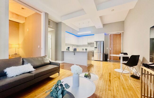 2 beds, 1 bath, 950 sqft, $3,200, Unit 813