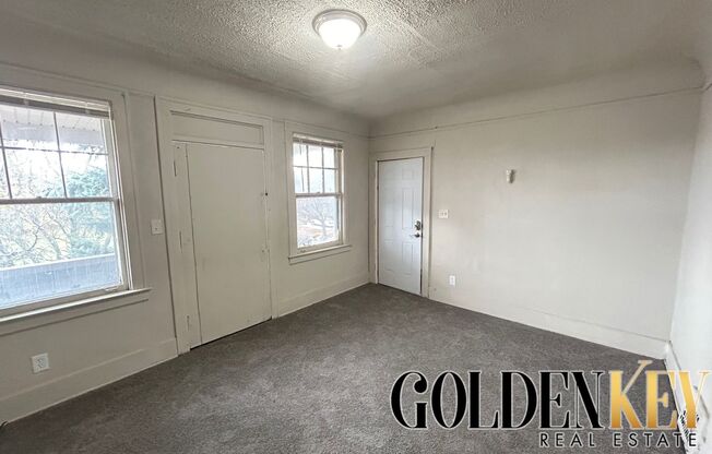 2 beds, 1 bath, $1,000, Unit 2638 Richton - Upper