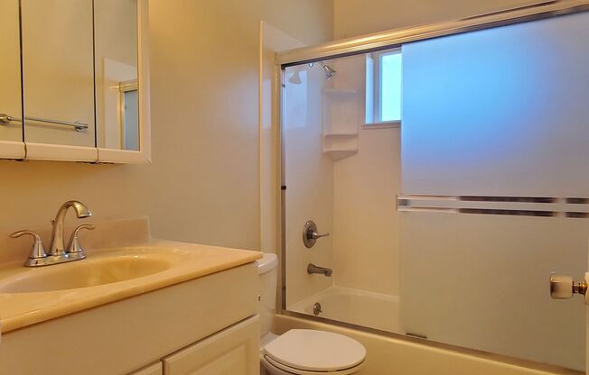 2 beds, 1 bath, $2,595