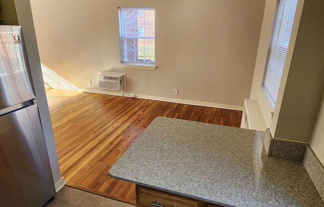 2 beds, 1 bath, 897 sqft, $2,275, Unit F-05