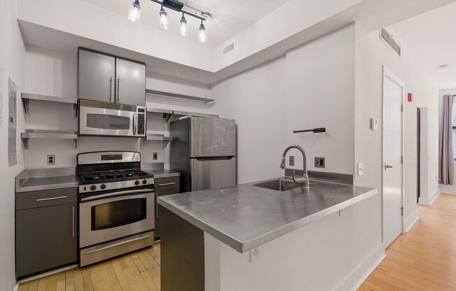 Sleek and Modern One Bedroom in Chinatown- Rooftop