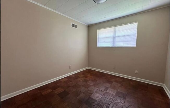 3 beds, 1 bath, $1,075