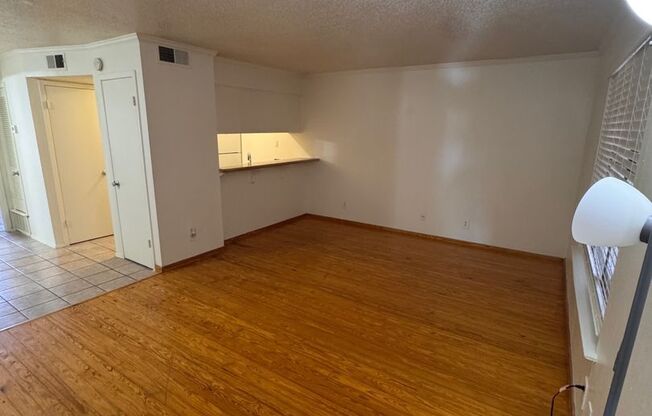 1 bed, 1 bath, 700 sqft, $1,024, Unit LAW11-221