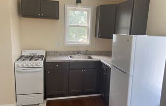 2 beds, 1 bath, 790 sqft, $750, Unit 489 W. Grand Ave.