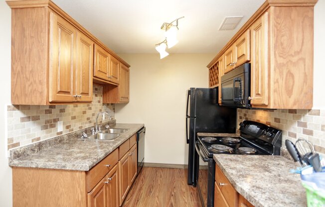 2 beds, 1 bath, 820 sqft, $985, Unit 4400 Wyndsor Terrace Building 5 #10