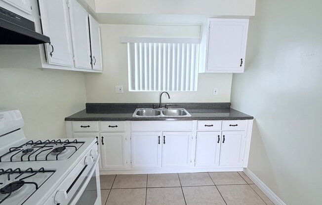 810 W DUARTE RD