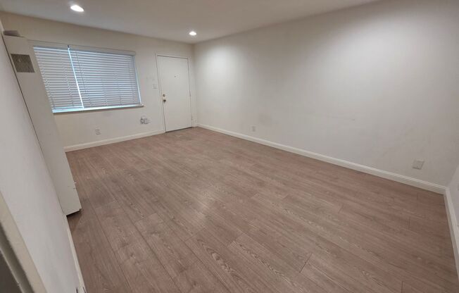 Two-bedroom apartment, with double pain glass windows, Oak laminate floors