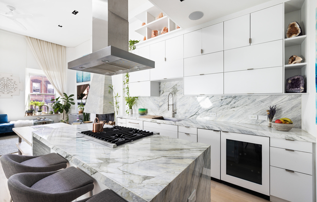455 W 22 ST