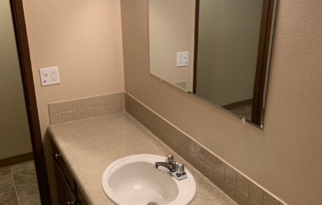 2 beds, 1 bath, 1,024 sqft, $1,495, Unit 1927 H