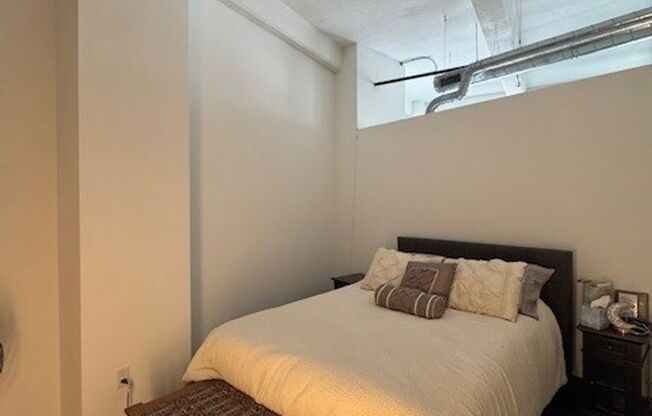 1 bed, 1 bath, 990 sqft, $2,100, Unit 211