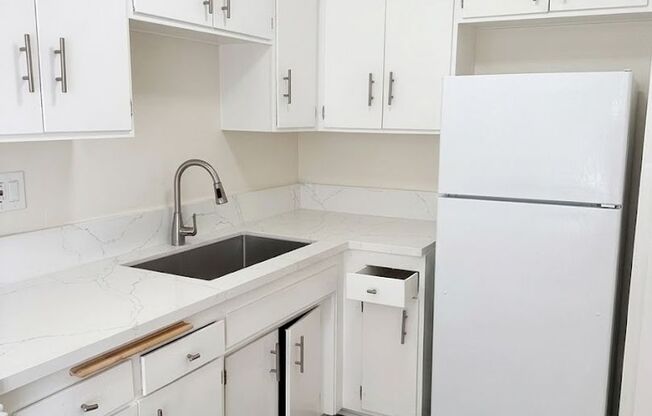 Studio, 1 bath, 330 sqft, $1,380, Unit 16