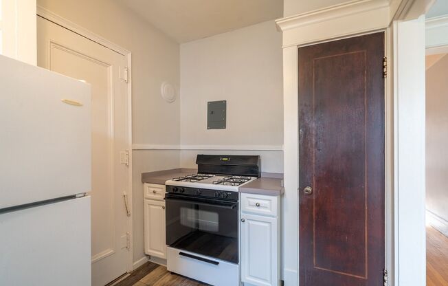 2 beds, 1 bath, $1,295, Unit 29E