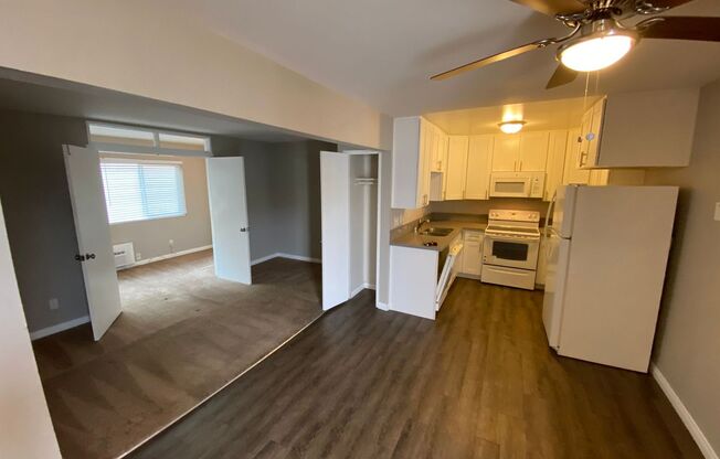 3 Bedroom 2 Bath Remodeled Condo Parking & Pool