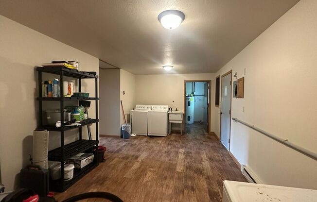 2 beds, 1 bath, $625, Unit 2