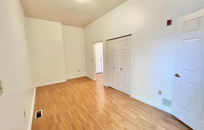 2 beds, 1 bath, $1,395, Unit 1728-01