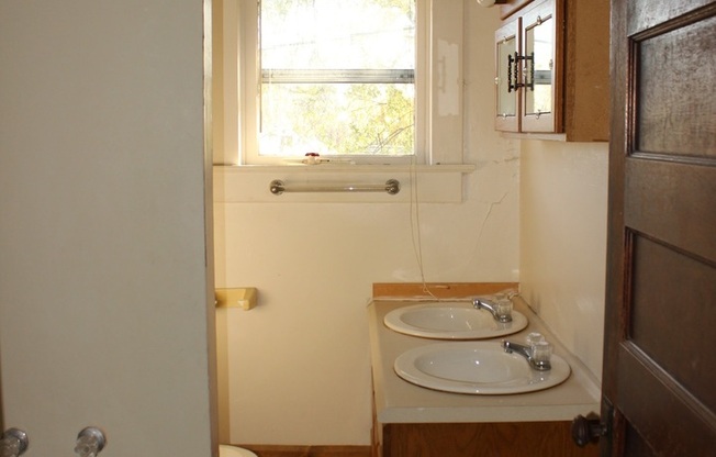 Dishwasher and Washer/Dryer Included