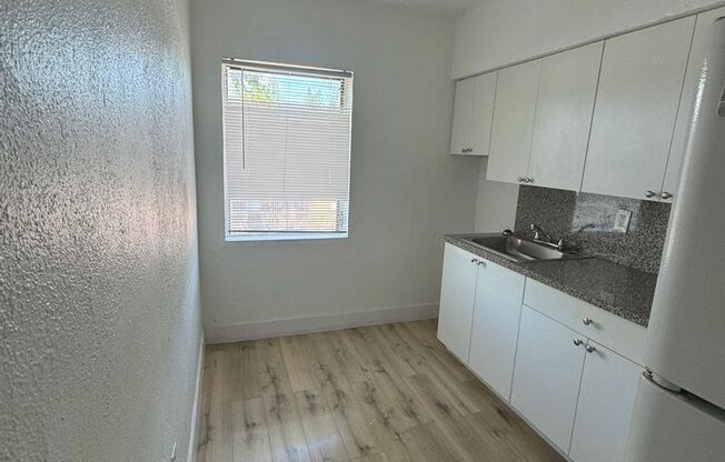 Studio, 1 bath, 400 sqft, $1,300, Unit 11