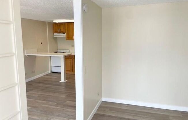 2 beds, 1 bath, 698 sqft, $2,350