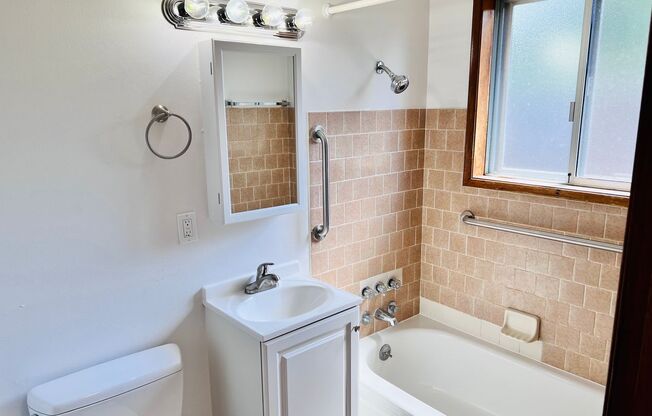 Single level 1 bed meets Mid-Century cool