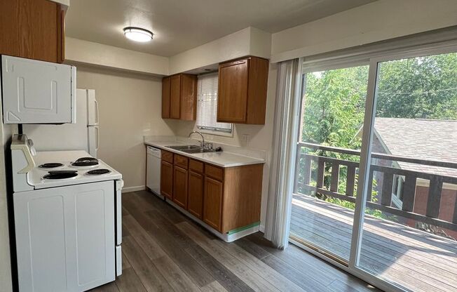 2 beds, 1 bath, 745 sqft, $1,100, Unit 702-2