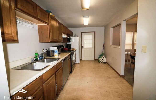 4 beds, 2 baths, $1,500, Unit A