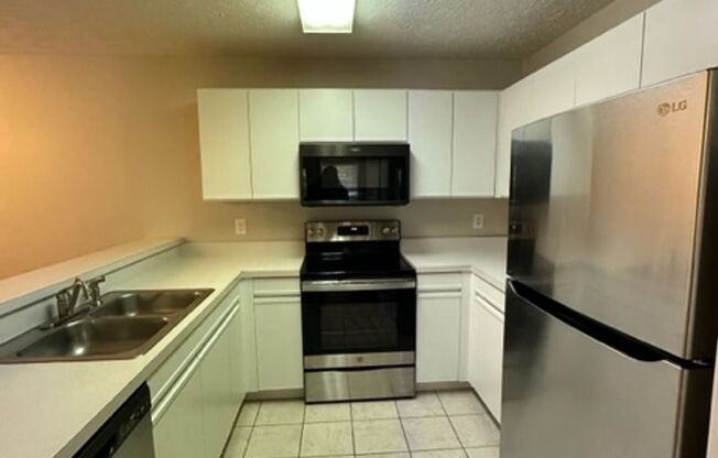 Lovely 2 Bed, 2 Bath Condo in Karen Lakes
