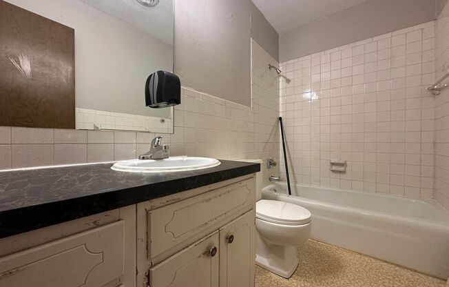 2 beds, 1 bath, $1,099, Unit 3