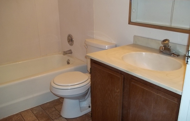 2 beds, 1 bath, $1,095, Unit 10