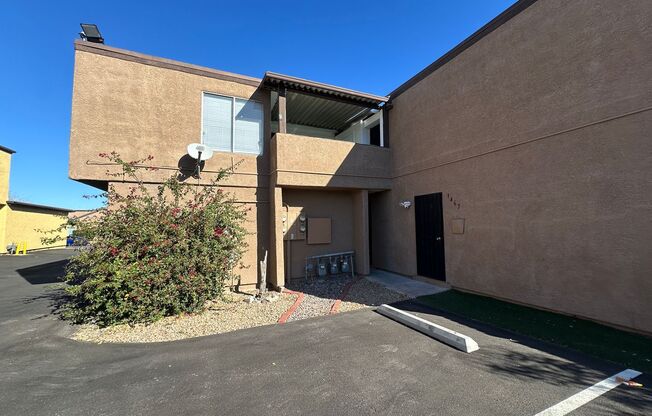 2 Bedroom Upstairs Condo with Bonus Room Near UNLV!