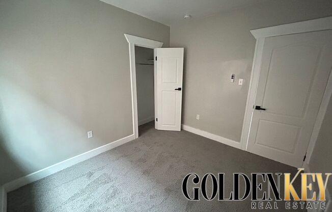 3 beds, 1 bath, $1,400, Unit 2958 Kendall St - Lower