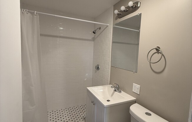 2 beds, 1 bath, $3,400, Unit 31