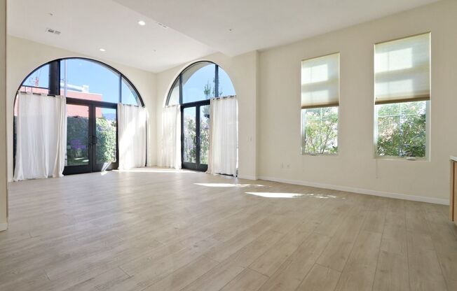 1 bed, 2 baths, 748 sqft, $5,100, Unit #101