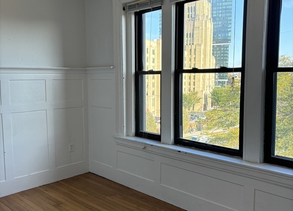 3 beds, 1 bath, 1,100 sqft, $4,500, Unit 17