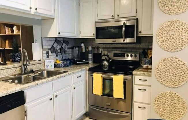 Charming 3-Bedroom Townhome in Hampton, VA ✨