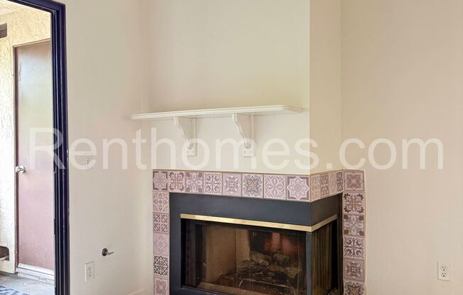 Escondido, 2425 Cranston Dr #27, Vltd Ceilings, Ceiling Fans, All Appl’s, AC / Gas Log Fireplace, Comm Pool and Spa.