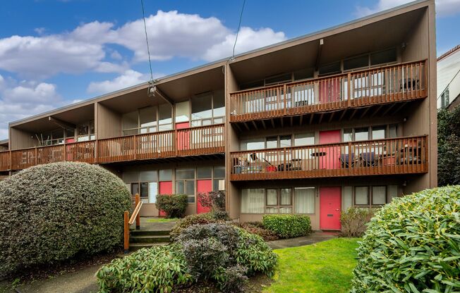 Ravenna Park Vista - Charming Urban Retreat: Spacious Studio to 2-Bedroom Homes Near Ravenna Park & University District