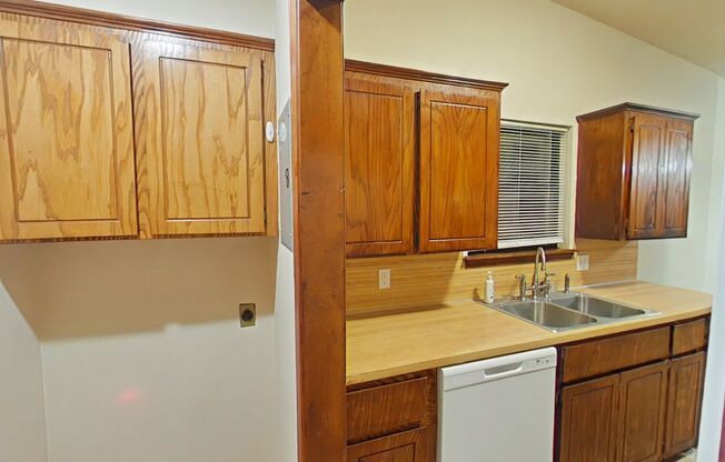 3 beds, 2 baths, $1,400