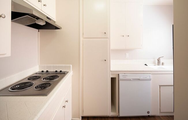 2 beds, 1 bath, 921 sqft, $2,695, Unit 205