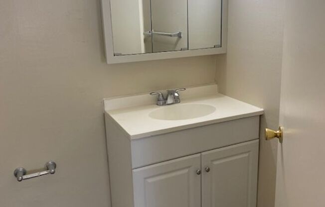 1 bed, 1 bath, 725 sqft, $1,270, Unit E10