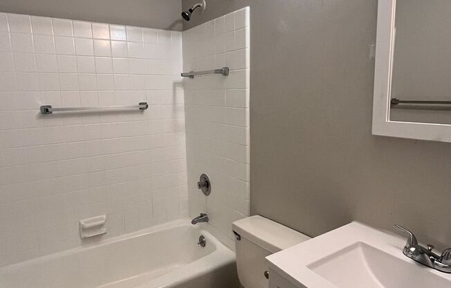 1 bed, 1 bath, $700, Unit B7